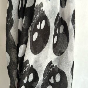 Long scarf with skulls black and white